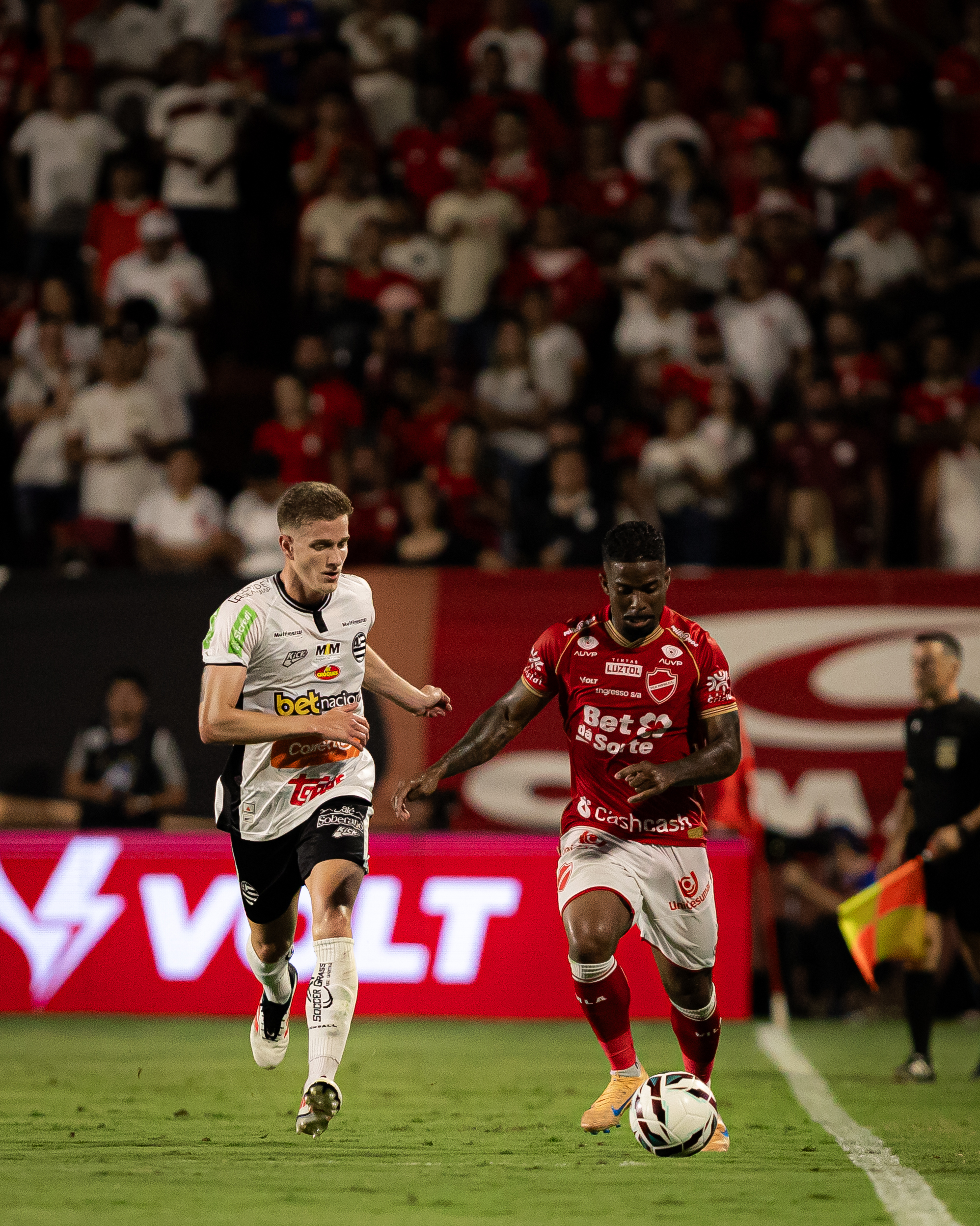 Athletic e Atlético-go protagonizam duelo intenso pela Série B do Campeonato Brasileiro