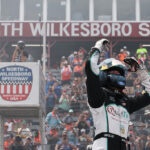 Chandler Smith faz história e vence com recorde na NASCAR Truck em North Wilkesboro