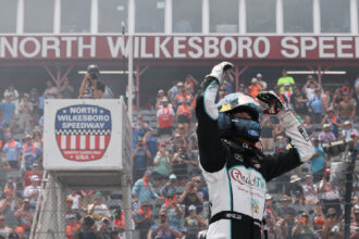 Chandler Smith faz história e vence com recorde na NASCAR Truck em North Wilkesboro