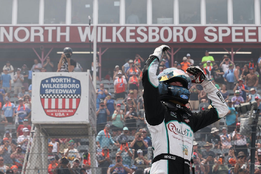 Chandler Smith faz história e vence com recorde na NASCAR Truck em North Wilkesboro