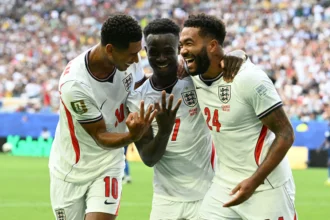 Saka brilha com hat-trick pela Inglaterra e cita incentivo de Bellingham