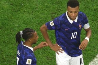 Mbappé e Olise deixam marcas históricas em campanha irregular da França na Copa