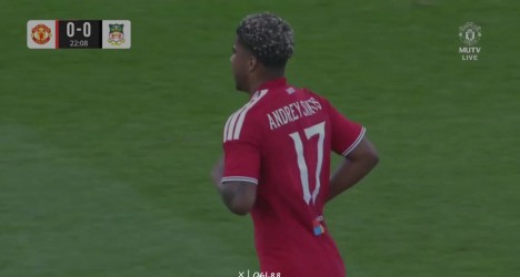 Andrey Santos realiza estreia oficial pelo Manchester United em amistoso
