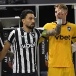 Alex Telles: capitão do Botafogo inspira elenco para nova história com sacrifício e trabalho