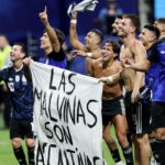 Faixa exibida por atletas argentinos reabre disputa diplomática pela soberania das Malvinas