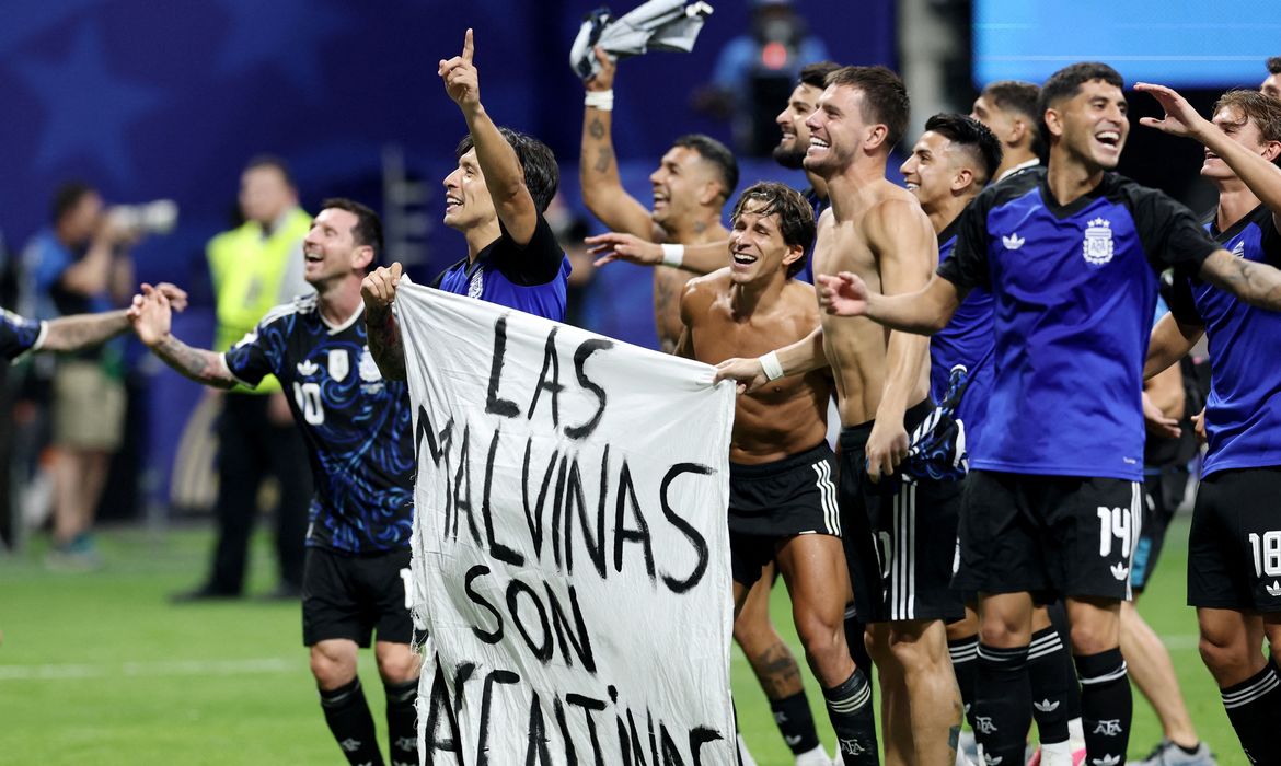 Faixa exibida por atletas argentinos reabre disputa diplomática pela soberania das Malvinas