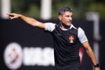 Pedro Emanuel prepara mudanças táticas no Vasco para duelo continental