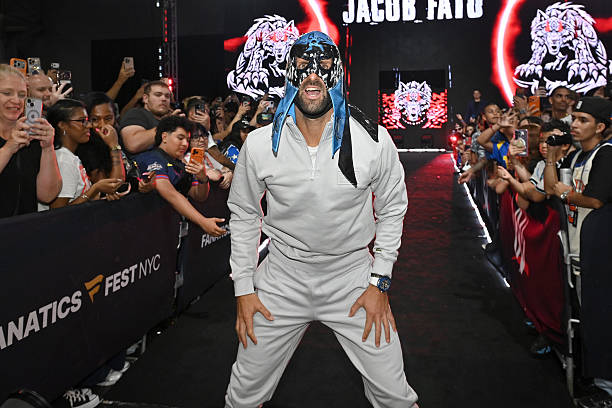 Novak Djokovic surpreende público com performance inspirada na WWE em Nova York