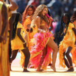 Shakira brilha em performance icônica durante intervalo de final de Copa do Mundo