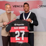 Flamengo oficializa renovação de contrato com lateral Alex Sandro até 2027