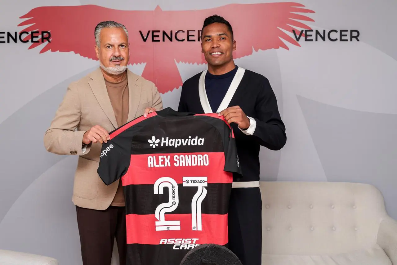 Flamengo oficializa renovação de contrato com lateral Alex Sandro até 2027