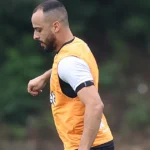 Lesão crônica na lombar de Arthur Cabral exige tratamento com infiltrações no Botafogo