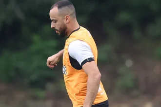 Lesão crônica na lombar de Arthur Cabral exige tratamento com infiltrações no Botafogo