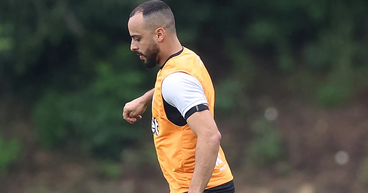Lesão crônica na lombar de Arthur Cabral exige tratamento com infiltrações no Botafogo