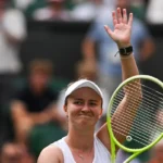 Krejcikova celebra título em Atenas após virada sobre a favorita local Sakkari