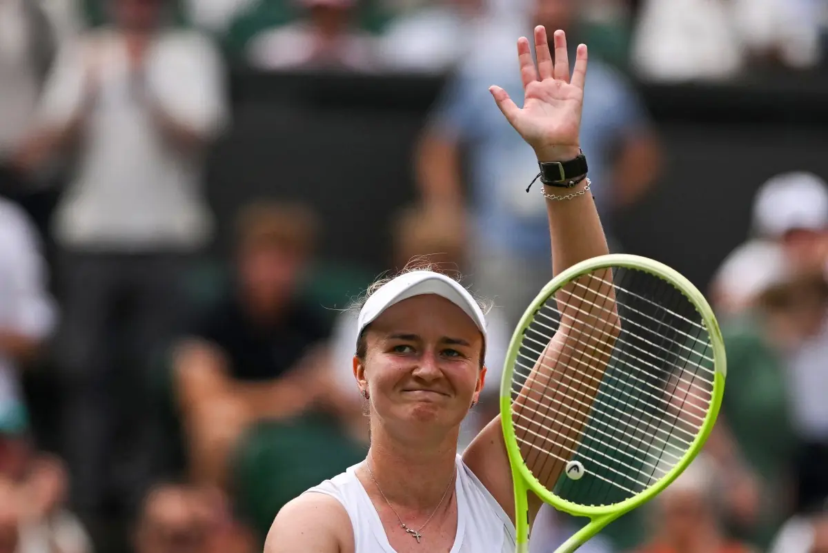 Krejcikova celebra título em Atenas após virada sobre a favorita local Sakkari