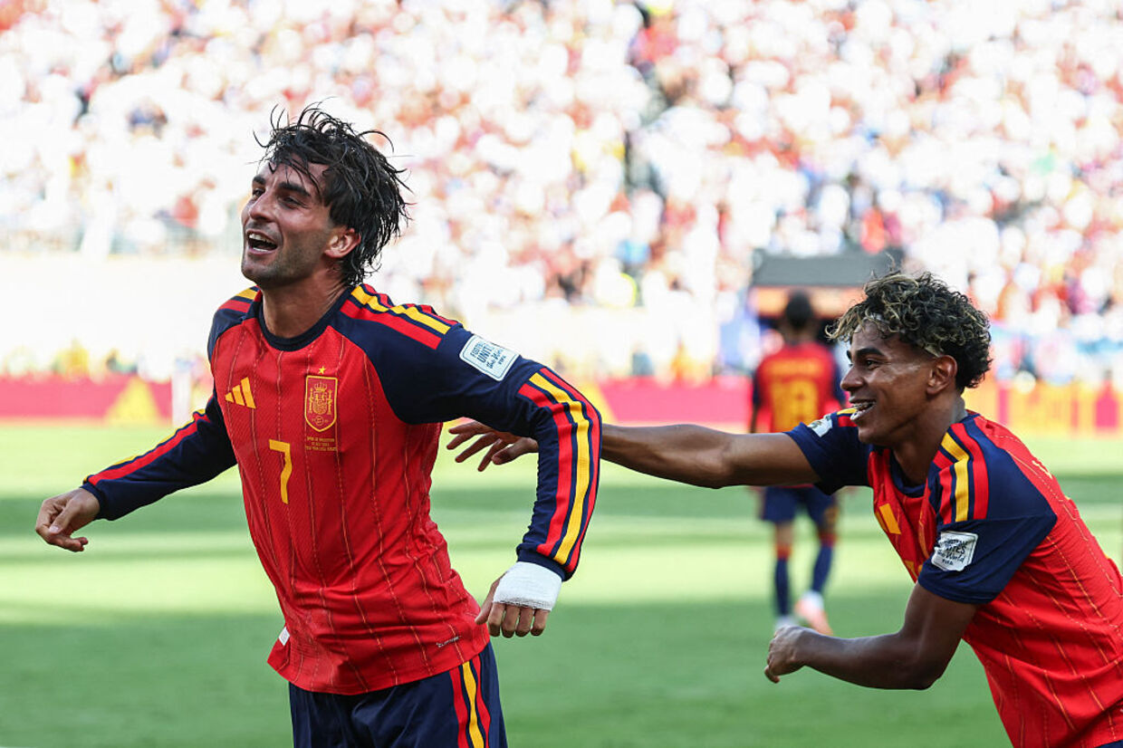 Ferran Torres celebra título mundial da Espanha e rebate críticas recebidas