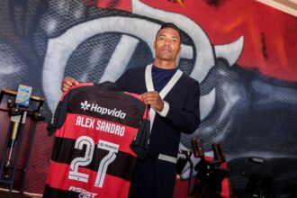 Flamengo garante permanência de Alex Sandro até o final de 2027