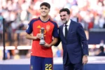 Pau Cubarsí celebra bicampeonato da Espanha e prêmio de melhor jovem do Mundial