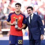 Pau Cubarsí celebra bicampeonato da Espanha e prêmio de melhor jovem do Mundial