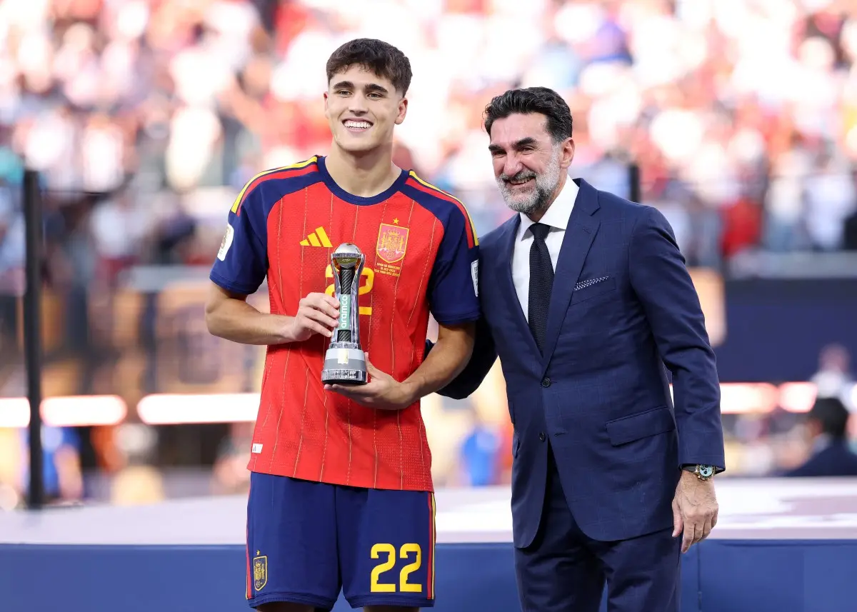 Pau Cubarsí celebra bicampeonato da Espanha e prêmio de melhor jovem do Mundial
