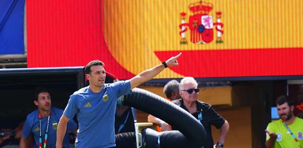 Jogadores da Argentina evitam imprensa após vice-campeonato; Scaloni é a única voz na zona mista