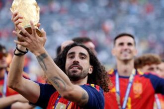 Cucurella confirma promessa de tatuar rosto de Luis de la Fuente após título