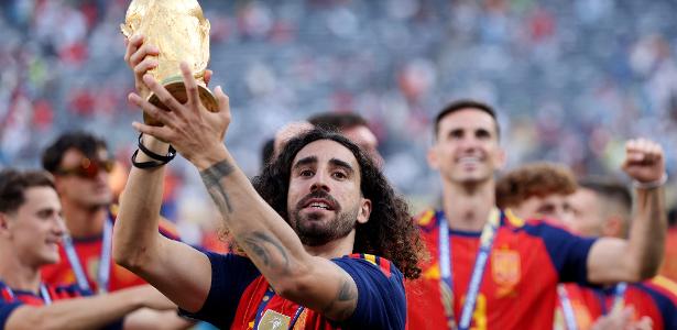 Cucurella confirma promessa de tatuar rosto de Luis de la Fuente após título