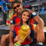 Lamine Yamal celebra conquista mundial ao lado de Inés García em momento romântico