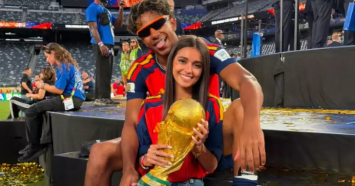 Lamine Yamal celebra conquista mundial ao lado de Inés García em momento romântico