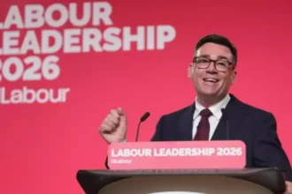 Novo primeiro-ministro britânico, Andy Burnham enfrenta legado de crises e promessas de mudança