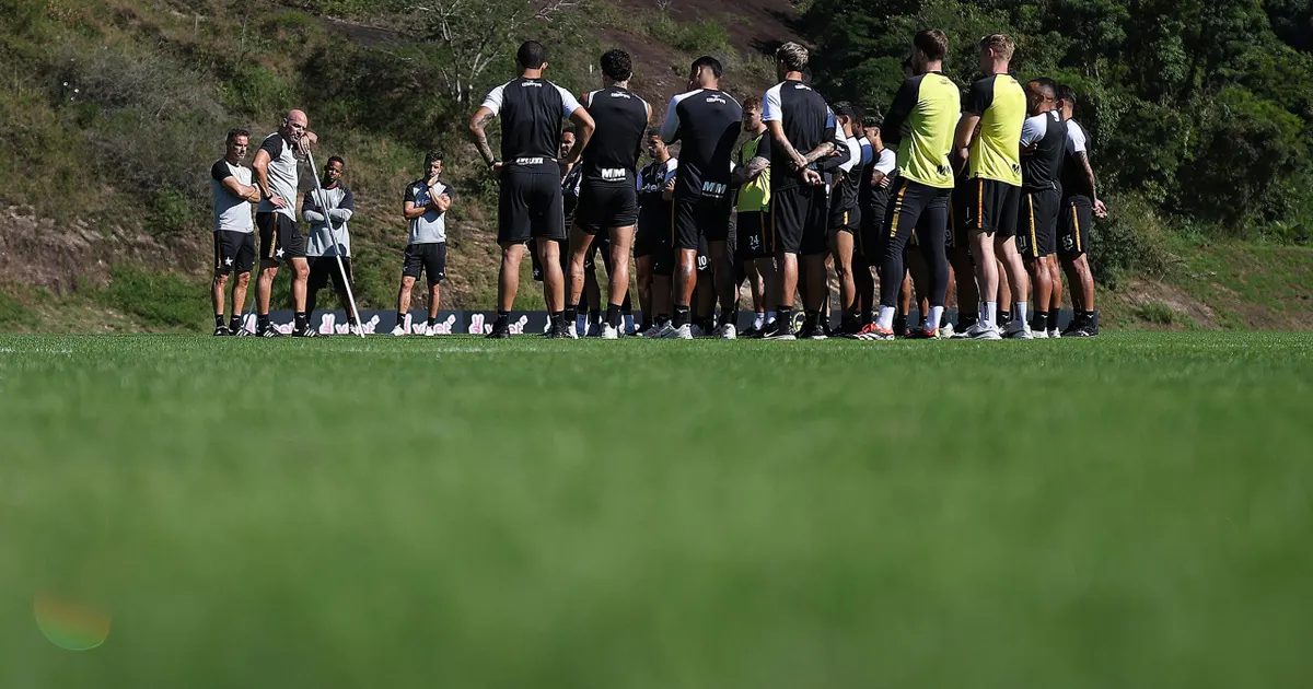 Botafogo acelera mercado e encaminha cinco reforços com janela de transferências aberta