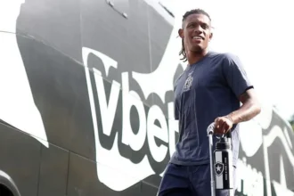 Danilo retorna ao Botafogo enquanto mercado monitora futuro do volante