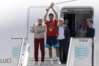 Seleção espanhola retorna a Madri com a taça para festa histórica nesta segunda-feira