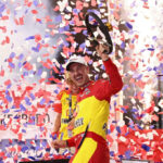 Joey Logano domina North Wilkesboro e garante vaga nos playoffs da Nascar