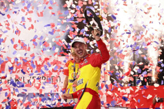 Joey Logano domina North Wilkesboro e garante vaga nos playoffs da Nascar