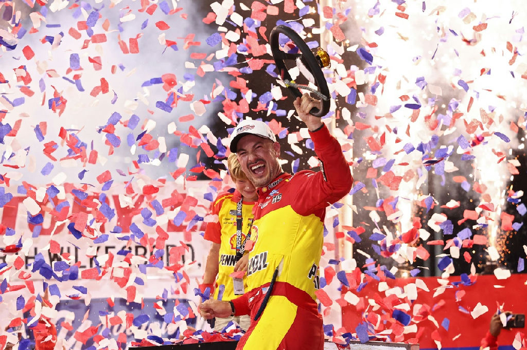 Joey Logano domina North Wilkesboro e garante vaga nos playoffs da Nascar