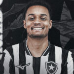 Botafogo oficializa a contratação do lateral-esquerdo Paulinho
