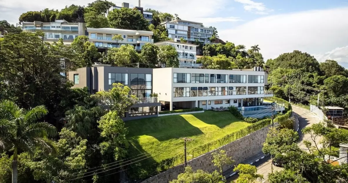 Mansão de Neymar em Santos revela luxo e espaços personalizados