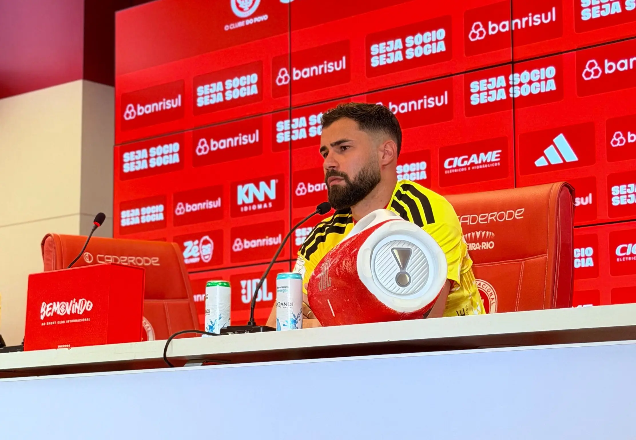 Matheus Cunha chega ao Internacional e ignora polêmicas do período no Cruzeiro