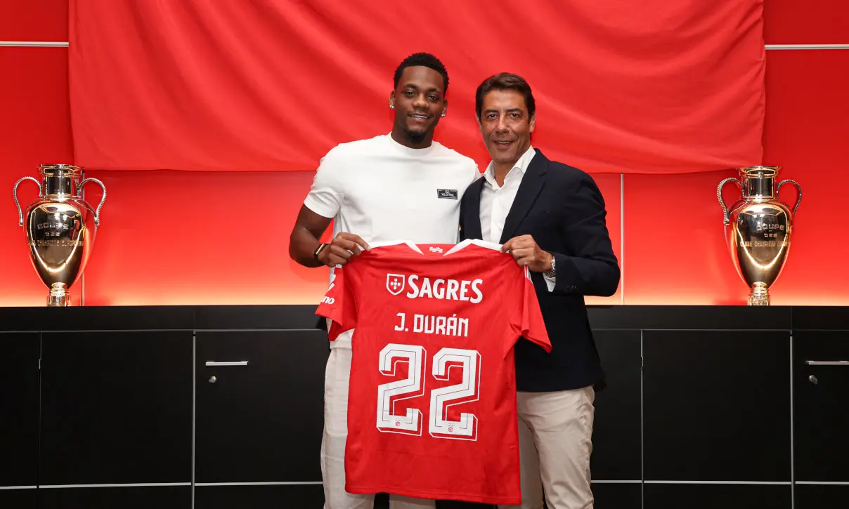 Benfica oficializa a chegada do atacante Jhon Durán por empréstimo