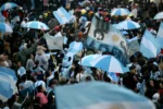 Seleção argentina retorna a Buenos Aires sob o calor da torcida após vice na Copa