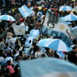 Seleção argentina retorna a Buenos Aires sob o calor da torcida após vice na Copa