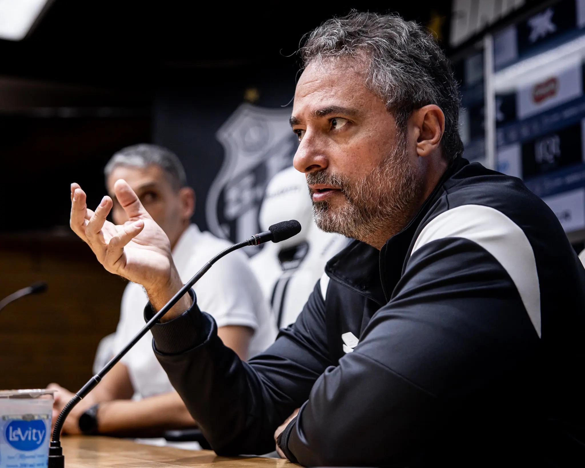 Alexandre Mattos detalha crise financeira no Santos e prioriza pagamentos ao elenco