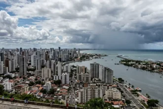 Recife enfrenta instabilidade climática com sol e pancadas de chuva nesta terça-feira