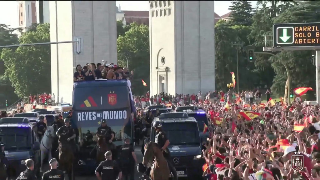 Espanha celebra conquista mundial com desfile histórico pelas ruas de Madri