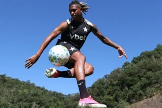 Volante Danilo: Botafogo aguarda oferta do Palmeiras antes de definir escalação