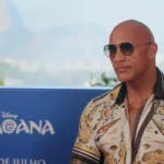 Dwayne Johnson explica a escolha do visual careca e promove o autocuidado masculino