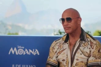 Dwayne Johnson explica a escolha do visual careca e promove o autocuidado masculino