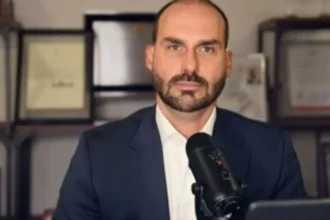 Polícia Federal decide pela demissão de Eduardo Bolsonaro por abandono de cargo